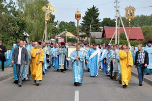 The procession with icon of the Mother of God «Yurovichskaya-Miloserdnaya» 